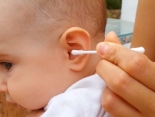 Ohrenpflege beim Baby - Ohrenschmalz entfernen