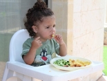 Ordentlich essen am Tisch – Tipps zum Üben mit Babys und Kindern