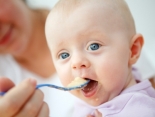 Von der Milch zum Müsli: Babys Speiseplan im ersten Jahr