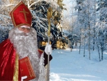 Warum hat der Nikolaus einen roten Mantel an?