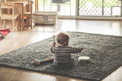 Bereits Babys erzeugen gern Klänge und Töne